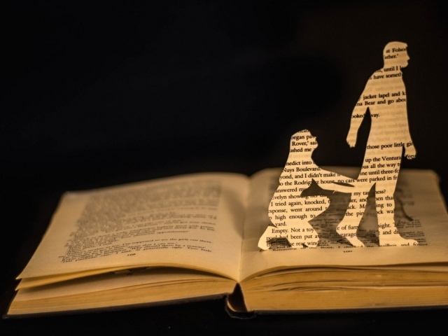 Силуэты героев на страницах книги