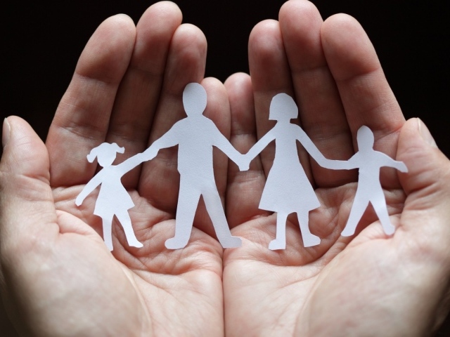 Силуэты из бумаги в руках