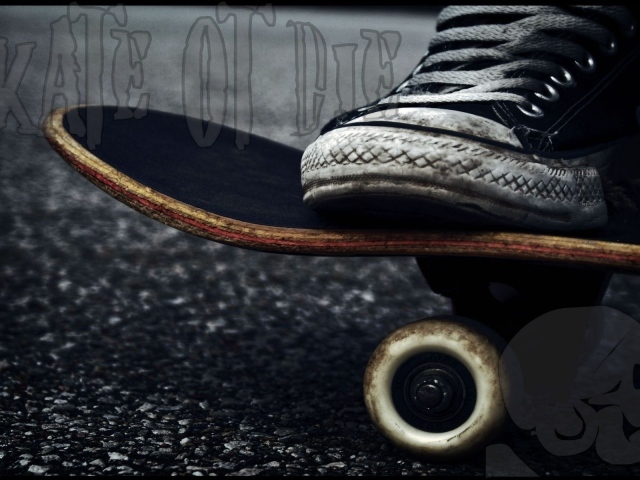 Скейтер в кедах марки Converse