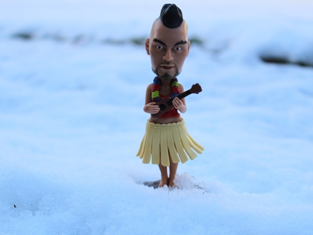 Статуэтка в виде мужчины с гитарой