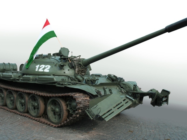 Танк с флагом на башне