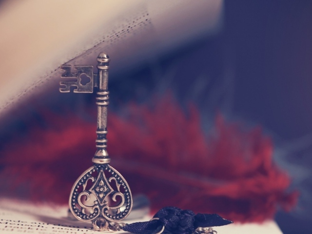 Ключ в качестве закладки в книге