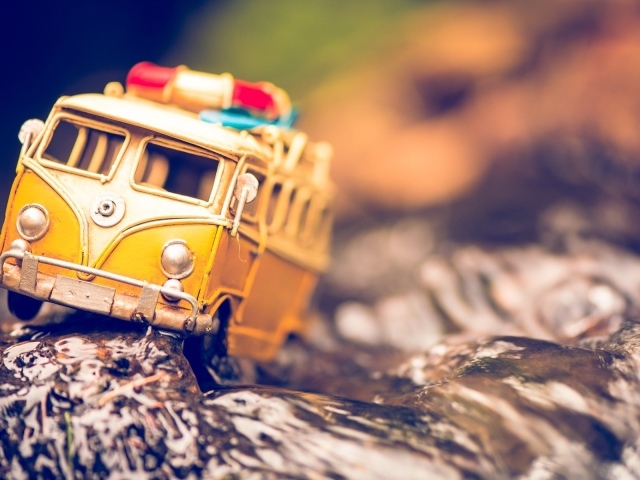 Игрушечная машина на фольге