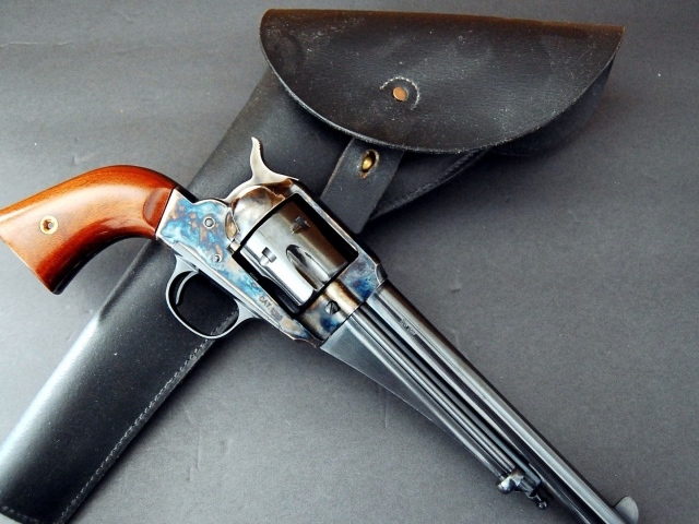Старинный револьвер с кобурой