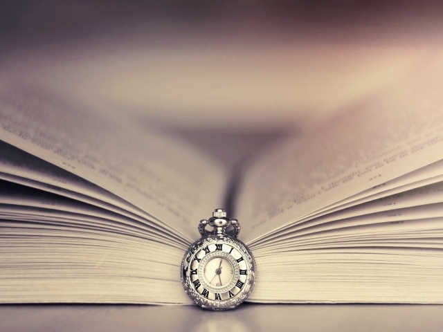 Часы на цепочке в открытой книге