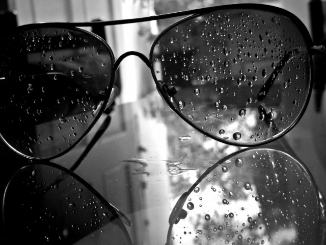 Капли воды на темных очках