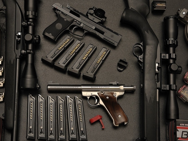 Оружие и боеприпасы на столе