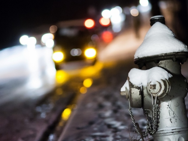 Белый пожарный кран на улице