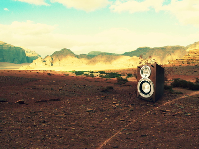 Музыкальная колонка в пустыне