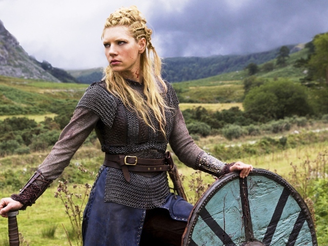Актриса в роли девушки викинга