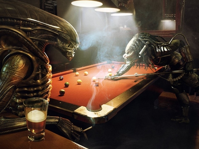 Пришельцы пьют пиво в баре