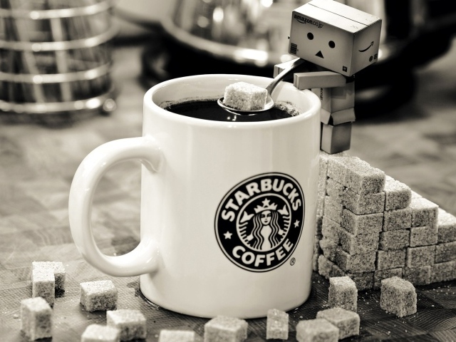 Картонный человечек делает кофе