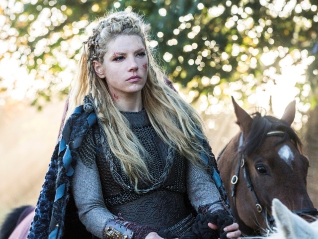 Девушка викинг на коне