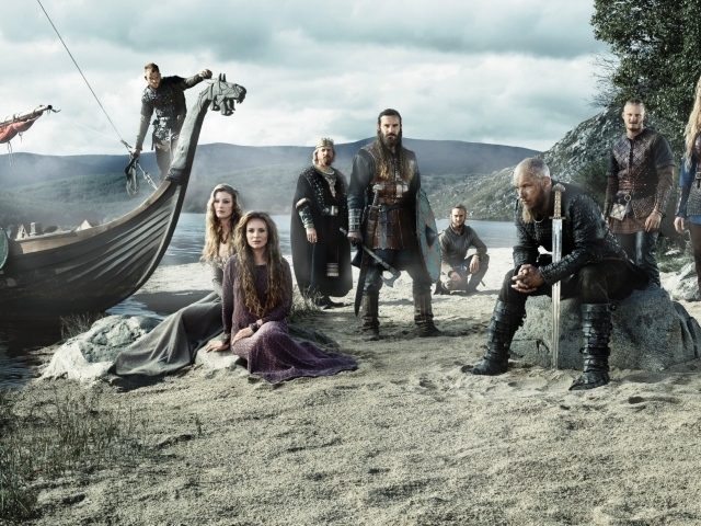 Отряд викингов на берегу моря