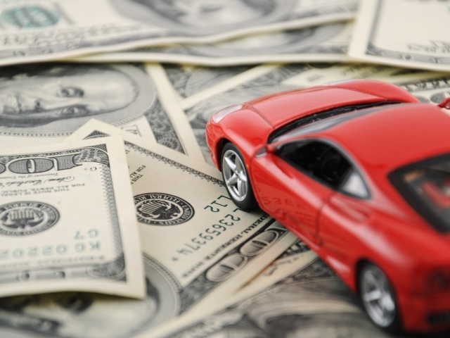 Модель машины на деньгах