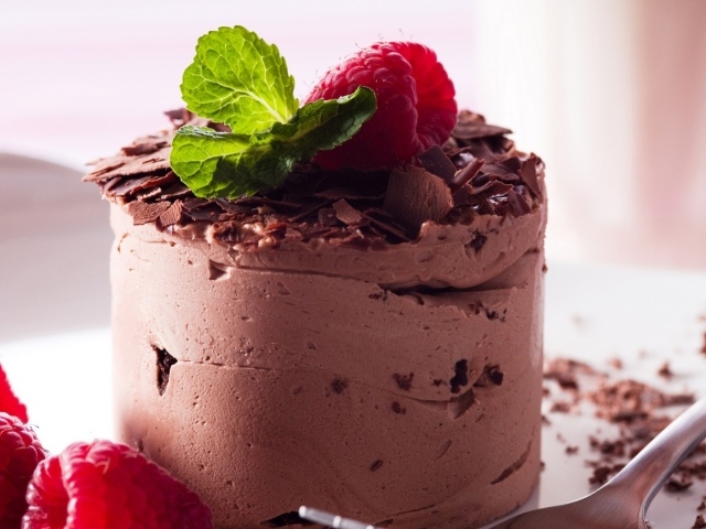Воздушный шоколадный десерт с малиной