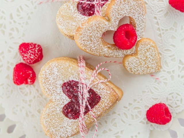 Печенье с малиной и сахарной пудрой