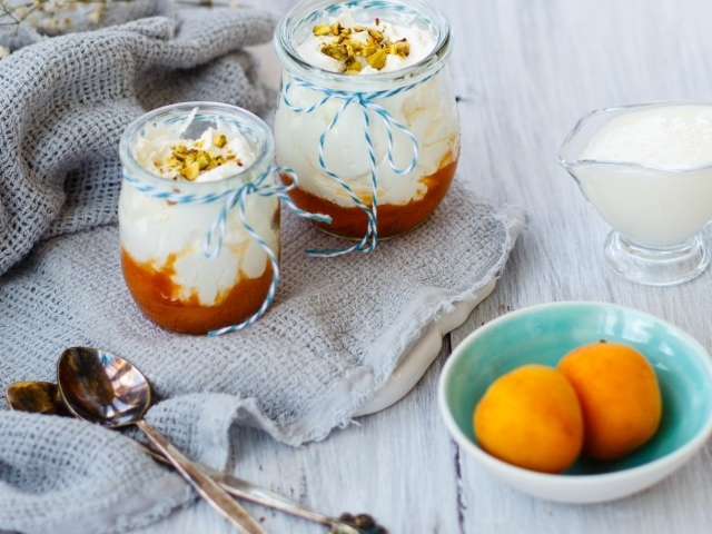 Десерт из взбитых сливок и персикового джема
