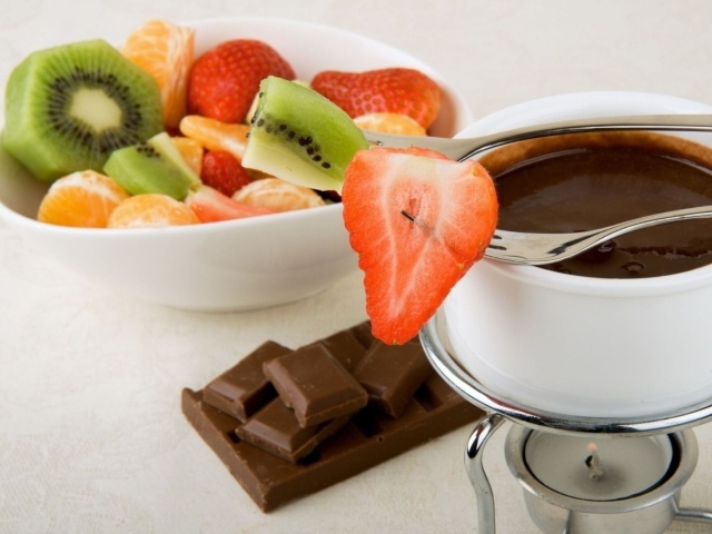 Фрукты с шоколадом