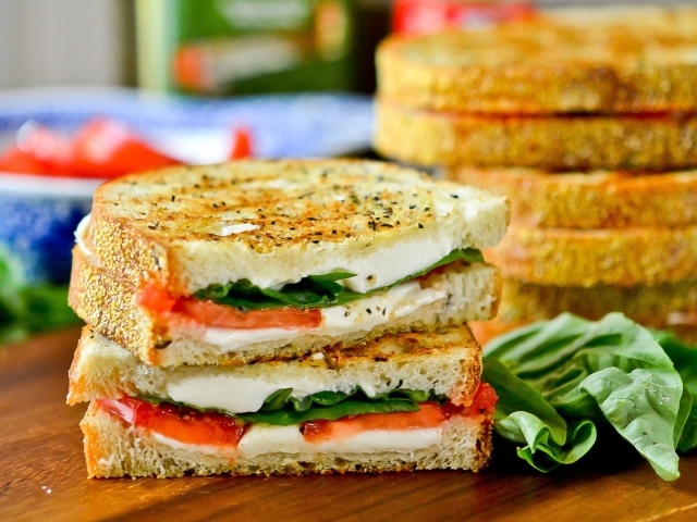 Теплые бутерброды с сыром и овощами