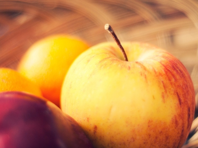 Яблоко и другие фрукты в корзинке