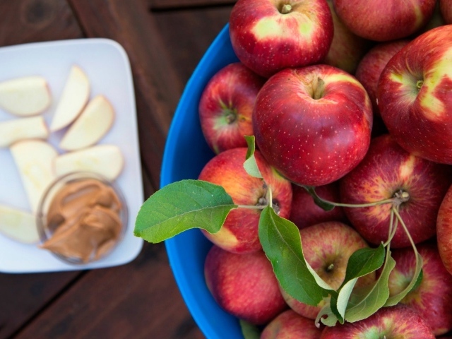 Миска со спелыми красными яблоками