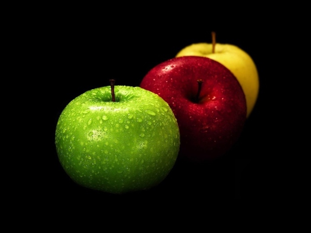 Капли воды на яблоках разного цвета