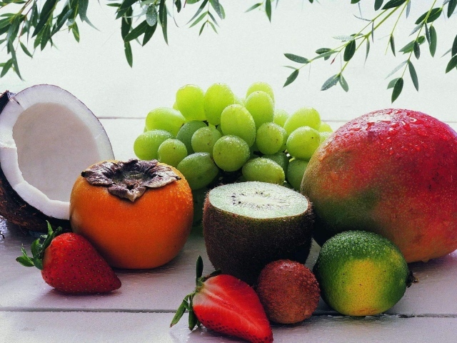 Богатый стол с экзотическими фруктами