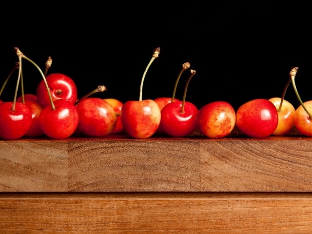 Спелые черешни на доске