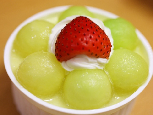 Клубника на зеленом фруктовом мороженом