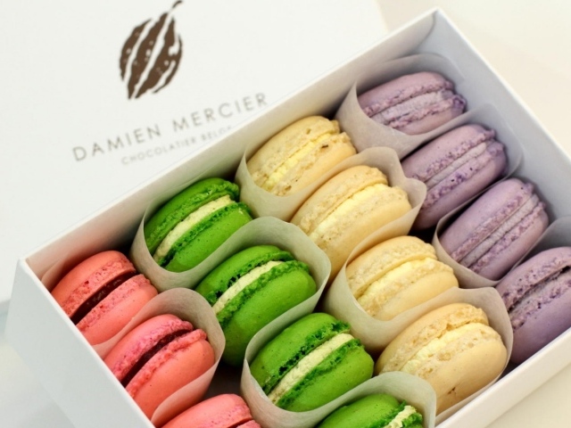 Коробка с печеньем нежных пастельных цветов