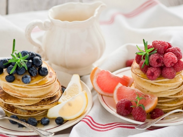 Вкусные блинчики с малиной и голубикой