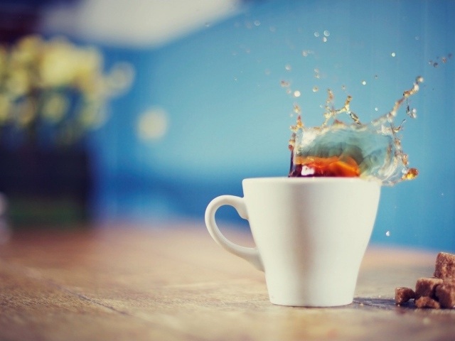 Чай расплескался из белой чашки