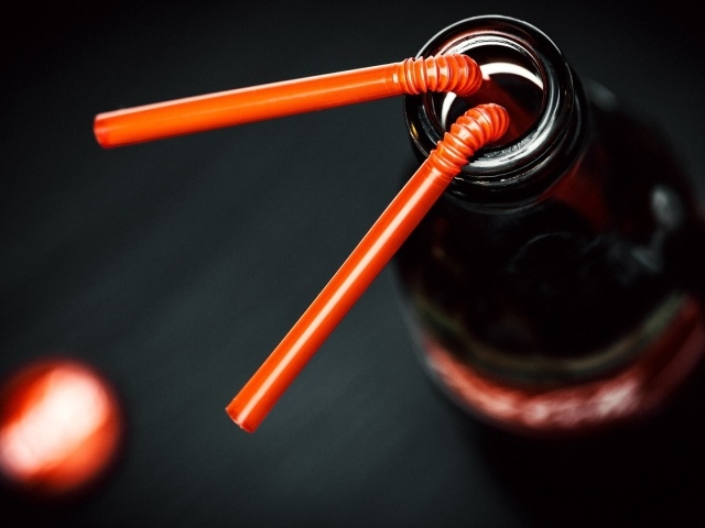 Трубочки в бутылке Кока-Колы