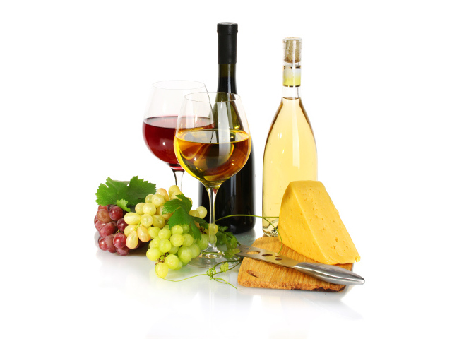 Два бокала вина виноград и сыр