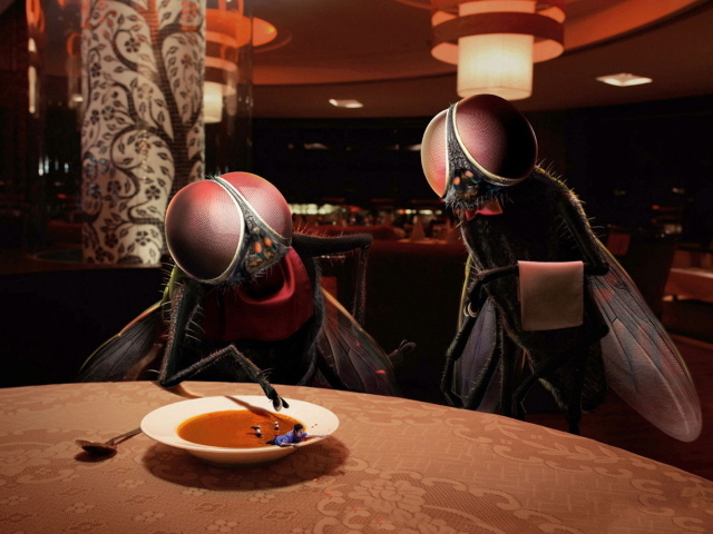 Человек в тарелке супа