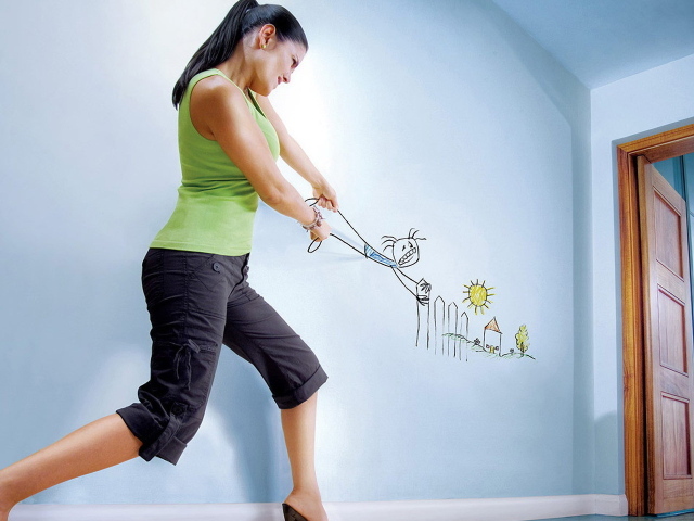 Женщина держит нарисованного человека