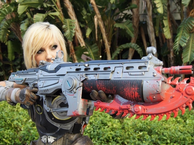 Солдат блондинка из игры Gears of War