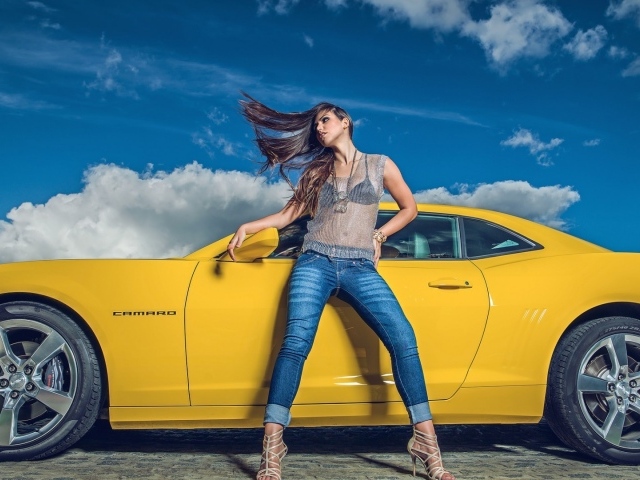 Девушка стоит у желтого автомобиля