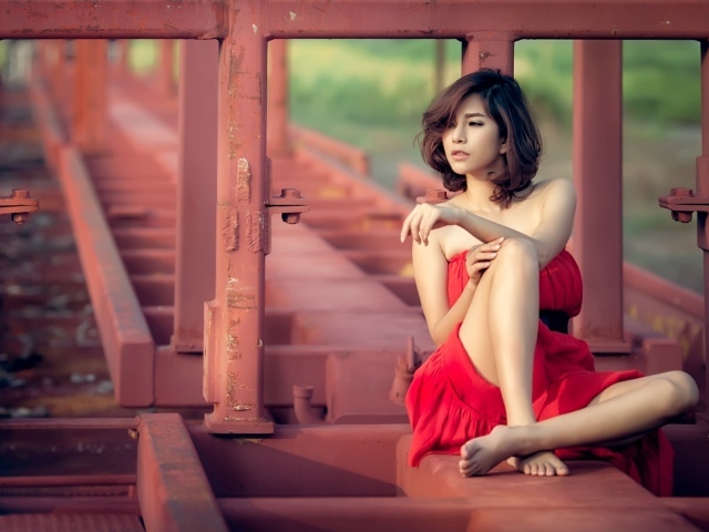 Азиатка брюнетка в красном платье