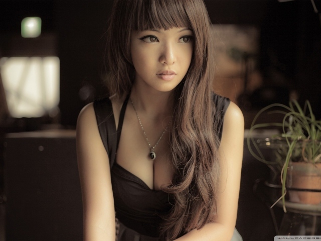 Азиатская девушка в коричневом платье