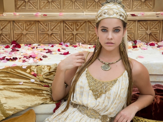 Барбара Палвин в роли Клеопатры