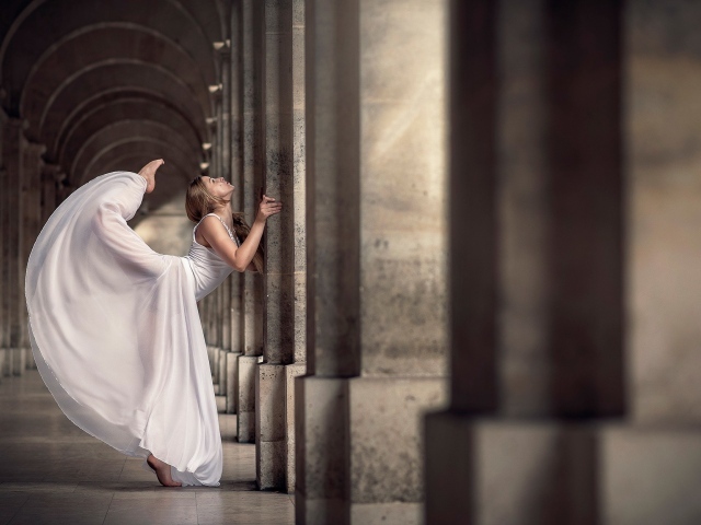 Балерина в красивом белом платье