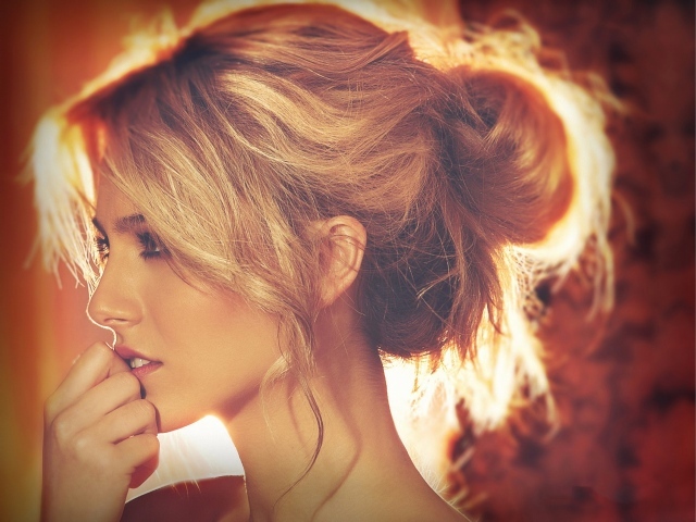 Красивая прическа у светловолосой девушки