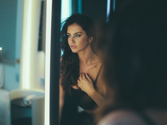 Красивая девушка у зеркала