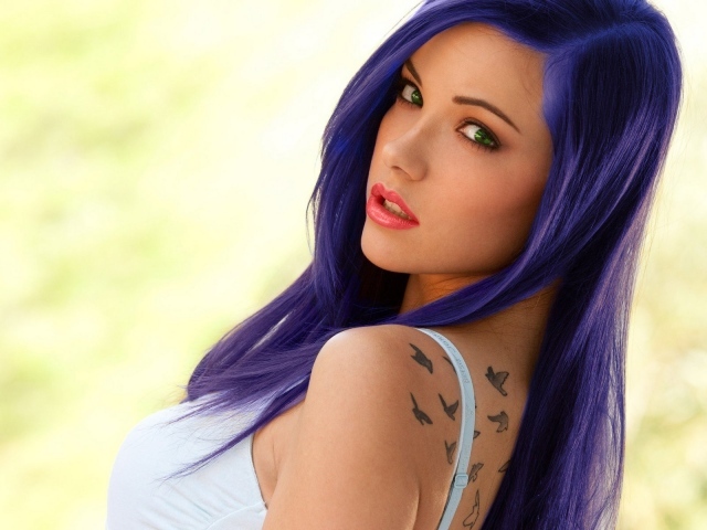 Красивая девушка с синими волосами