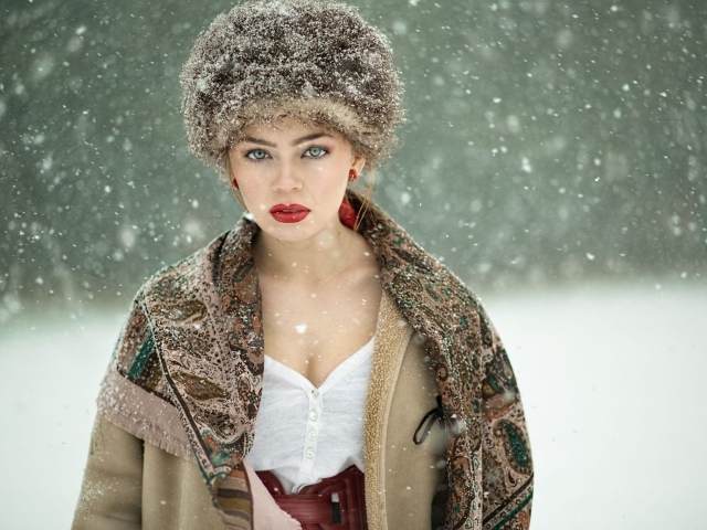 Красавица в меховой шапке