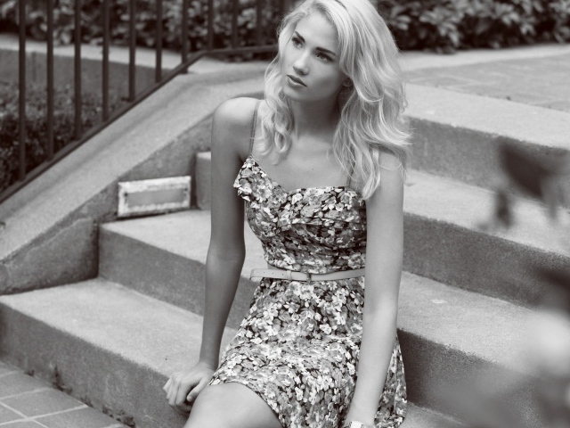 Девушка Берит Баркланд сидит на ступенях