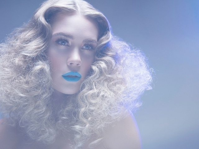 Модель блондинка с голубыми губами