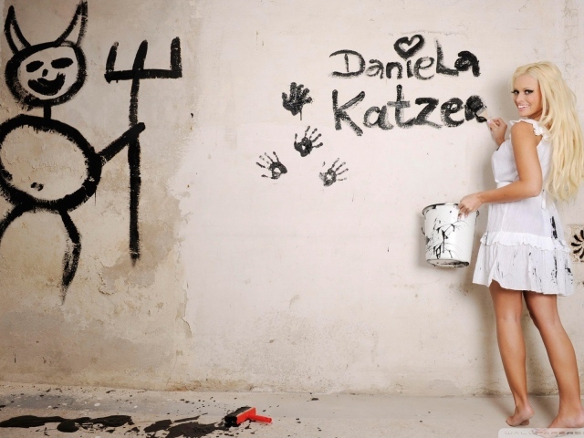 Блондинка рисует на стене